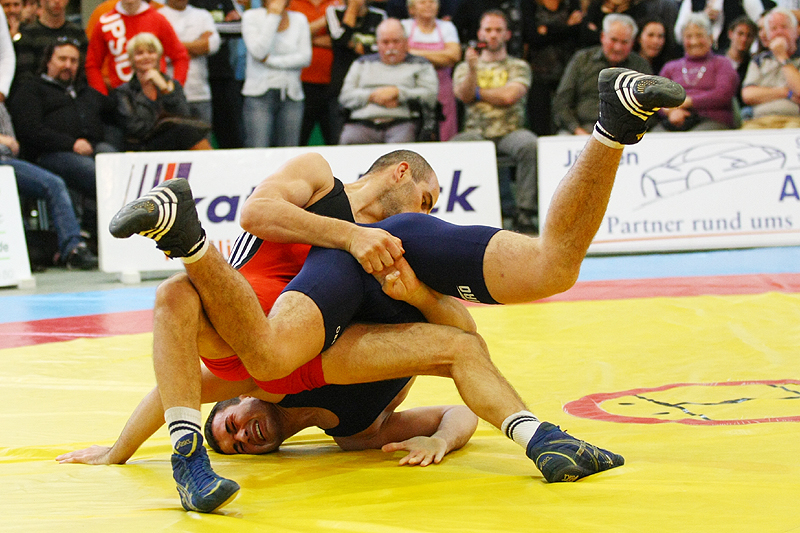 Freistil bis 74 kg: Evgenij Valentir (rot, Johannis) gegen Sebastian Nowak (blau, Rostock)