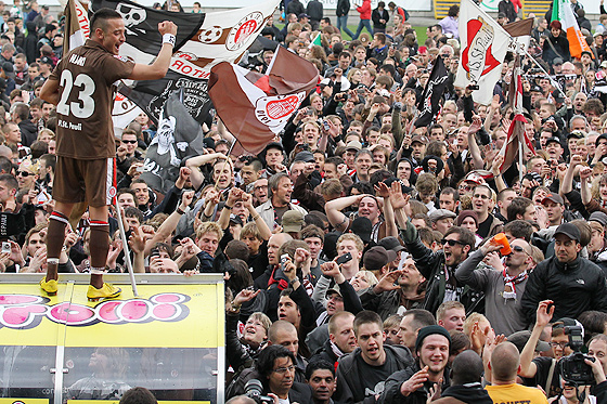 Deniz Naki (St. Pauli) jubelt mit den Fans, die den Platz stürmten