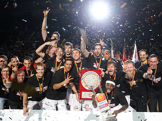 Das Bamberger Team feiert den Gewinn der Deutschen Meisterschaft beiden Pokalen