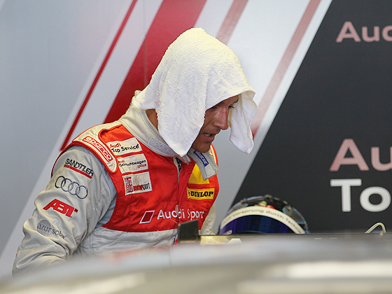 Timo Scheider (Audi Sport Team Abt) kühlt sich mit einem nassen Handtuch über dem Kopf